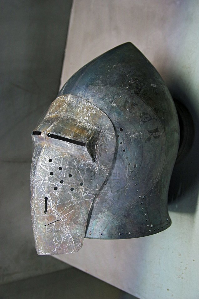 Klappvisier bascinet with keyhole visor, c. 1390-1410. Source: bascinet Wallace Collection A74, London; visor Museo Stibbert, Florence. Skull raised from two halves of 2 mm high quality mild steel, heat hardened and tempered up to 34 HRC. Visor raised from 2 mm medium carbon steel and hardened and tempered up to 42 HRC. Visor hinge made of medium carbon steel. Visor is removable. Weight 3,320 kg. /Klappvisier wzorowany na hemie z Wallace Collection A74 oraz zasonie z Museo Stibbert, datowany na 1380-1410. Dzwon wykuty z dwch powek 2 mm wysokiej jakoci stali niskowglowej, hartowany i odpuszczany do 34 HRC. Zasona wykuta z 2 mm stali redniowglowej, hartowana i odpuszczana do 42 HRC. Zawias zasony wykonany ze stali redniowglowej. Zasona jest zdejmowana. Waga 3,320 kg.